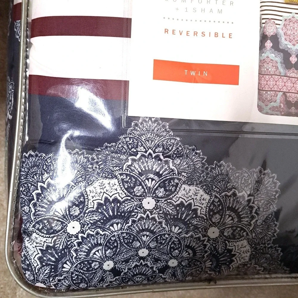 Blink Pranna Twin Reversible Comforter Set‎ Medallion Stripe Burgundy Navy 2pc